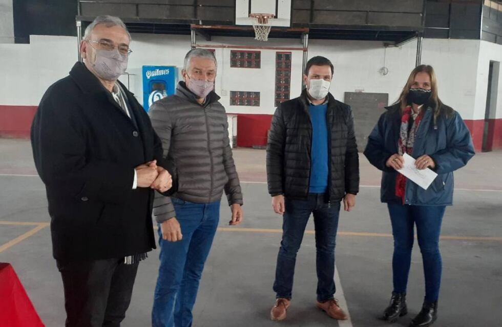 Alcides Calvo entregó aportes a instituciones intermedias