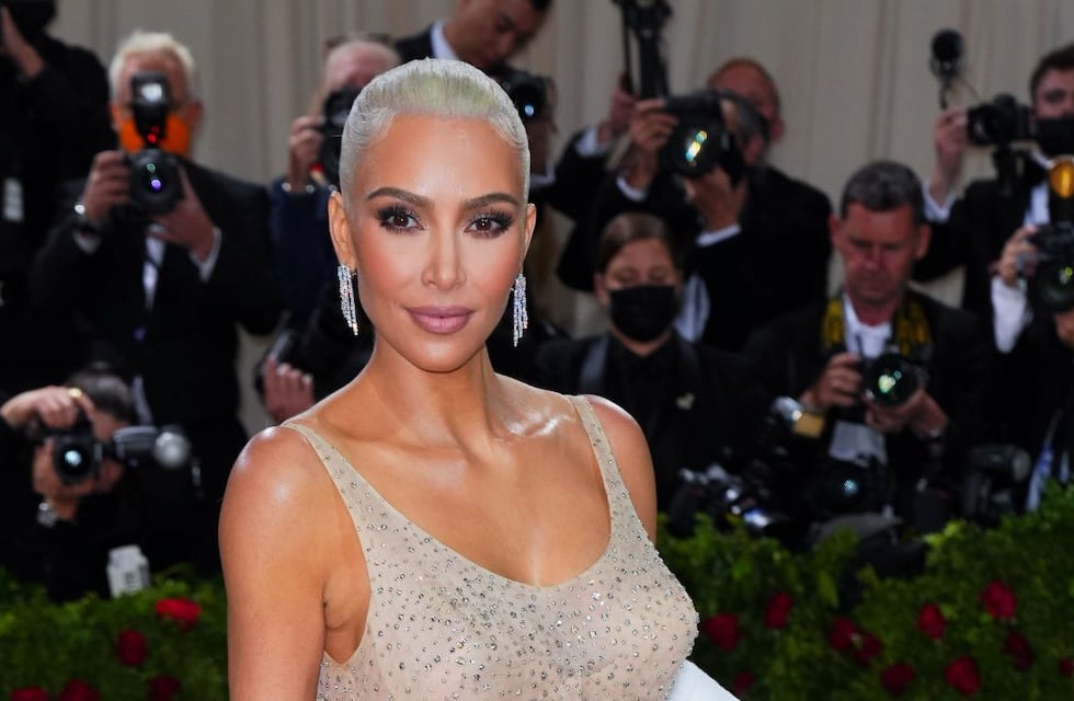 Kim Kardashian se preparó para ir a dormir, pero antes, cautivó con un ajustado pijama