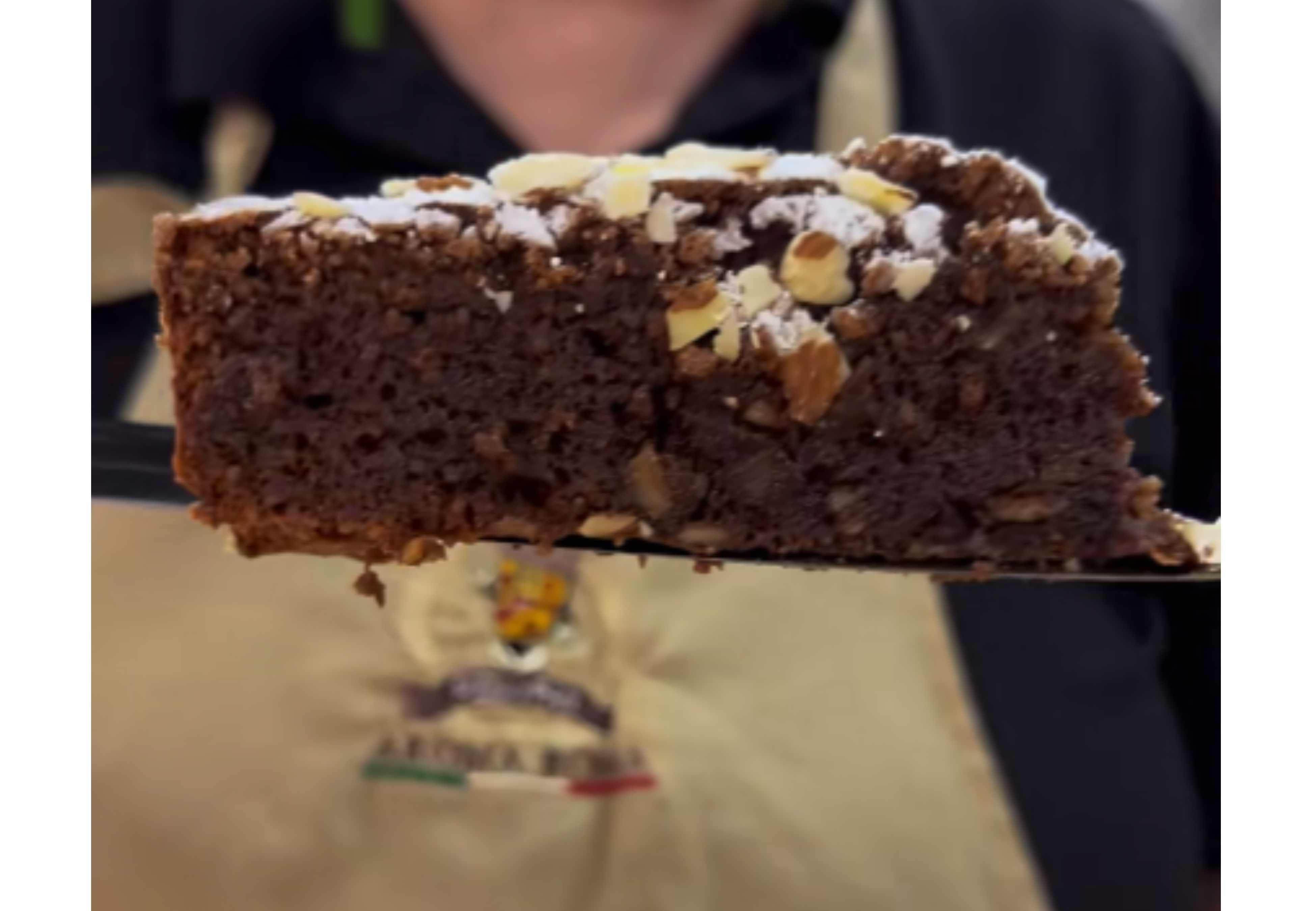 Así queda la torta caprese con esta receta.