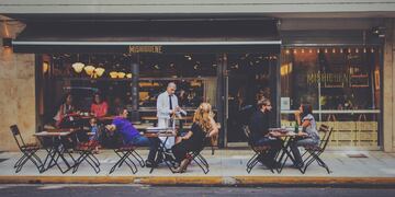 Un cliente sospechó que su novia le fue infiel y quiso revisar las cámaras de un restaurante