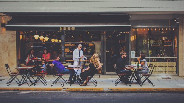 Un cliente sospechó que su novia le fue infiel y quiso revisar las cámaras de un restaurante