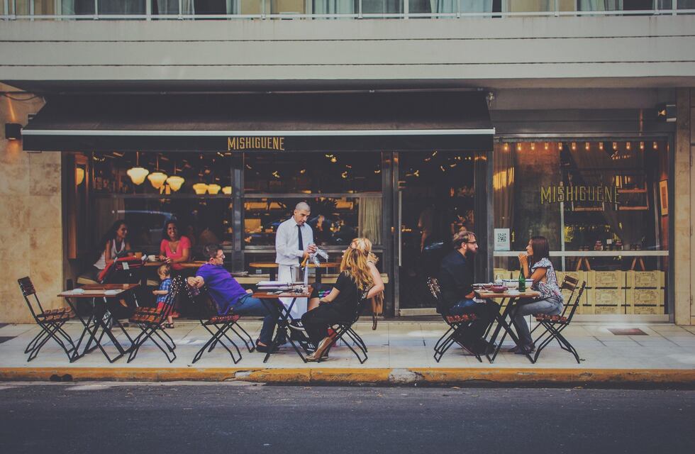 Viral: le pidió al gerente revisar las cámaras del restaurante para saber si su novia le era infiel