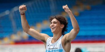 La alegría de Tomás Mondino, al conseguir el pase a las semifinales del Mundial de Atletismo en Cali, rompiendo el récord argentino en 100 metros llanos.