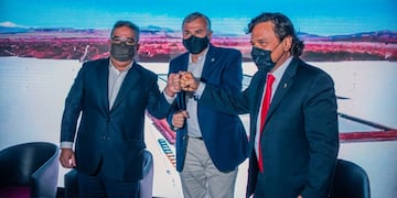 El gobernador de Jujuy, Gerardo Morales (centro); su par catamarqueño, Raúl Jalil (izq.); y el mandatario de Salta, Gustavo Sáenz; encabezaron la tercera reunión de la Mesa del Litio que se celebró en Catamarca, oportunidad en la cual firmaron un tratado que sienta las bases para la creación de la Región Minera del Litio.