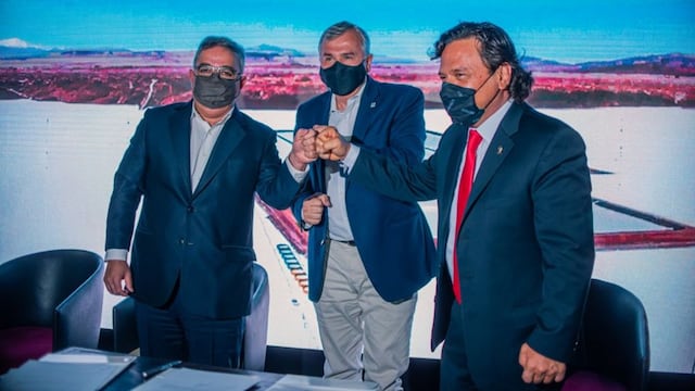 El gobernador de Jujuy, Gerardo Morales (centro); su par catamarqueño, Raúl Jalil (izq.); y el mandatario de Salta, Gustavo Sáenz; encabezaron la tercera reunión de la Mesa del Litio que se celebró en Catamarca, oportunidad en la cual firmaron un tratado que sienta las bases para la creación de la Región Minera del Litio.