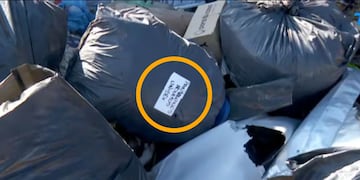 Indignación en Bahía Blanca: una jubilada reconoció las donaciones que hizo a la Cruz Roja entre la basura