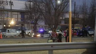La familia de la joven fallecida, en el lugar del trágico accidente.