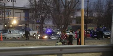 La familia de la joven fallecida, en el lugar del trágico accidente.