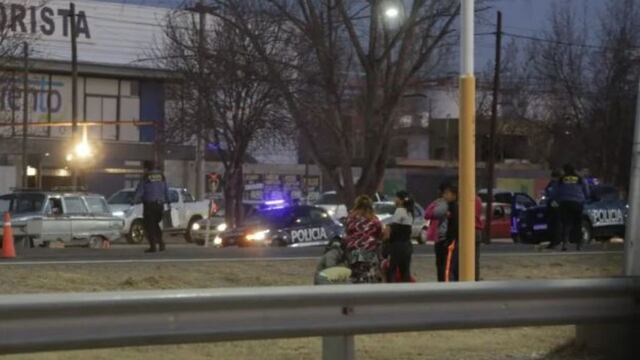 La familia de la joven fallecida, en el lugar del trágico accidente.