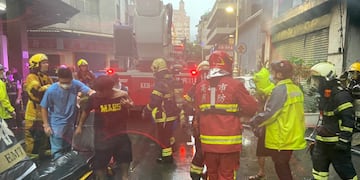 El trabajo de los bomberos por el incendio en Taiwán (DPA).