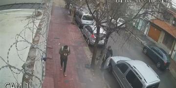 El delincuente actuó con total tranquilidad en pleno barrio Alberdi.