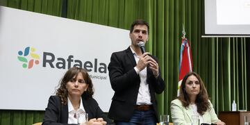 Presentación del programa "Microcréditos Rafaela": la secretaria de Hacienda y Finanzas, Silvina Bravino; el intendente de Rafaela Leonardo Viotti y la secretaria de Desarrollo Económico, Innovación y Empleo, Patricia Imoberdorf.