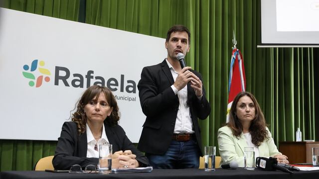 Presentación del programa "Microcréditos Rafaela": la secretaria de Hacienda y Finanzas, Silvina Bravino; el intendente de Rafaela Leonardo Viotti y la secretaria de Desarrollo Económico, Innovación y Empleo, Patricia Imoberdorf.
