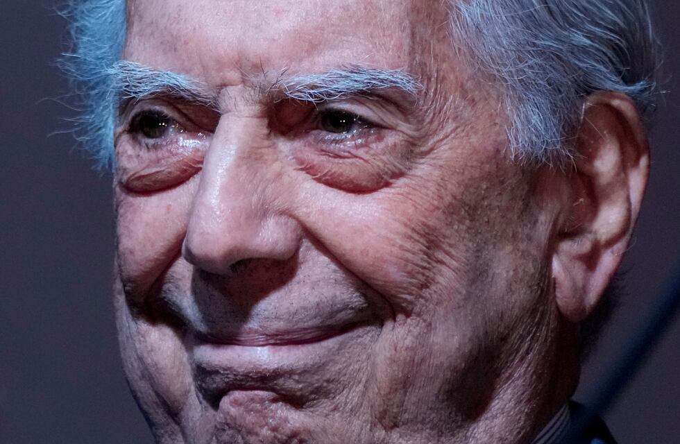 El escritor Mario Vargas Llosa debió ser internado por coronavirus