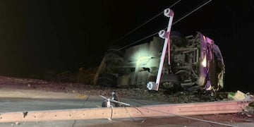 Un camionera argentino quedó herido luego de que su camión volcara camino a Chile.