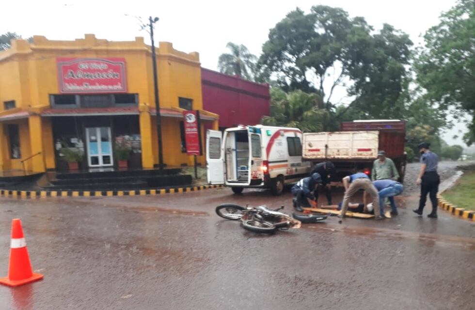 Itacaruaré: motociclista chocó contra un camión y se encuentra grave