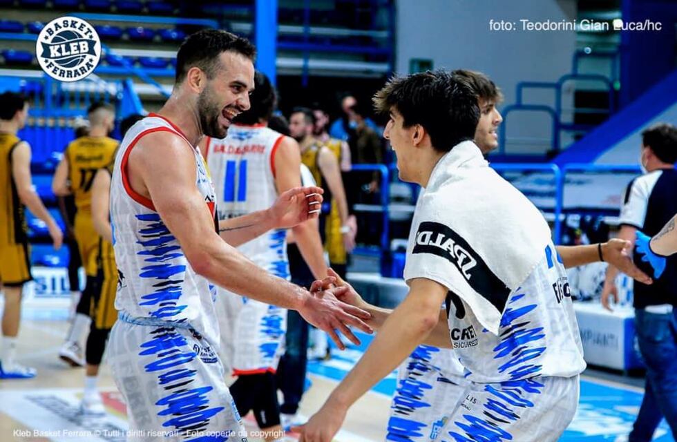 Con 12 puntos de Pablo Bertone el Basket Ferrara igualó la serie de Playoffs en Italia