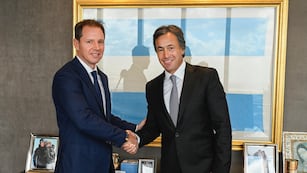 Jorge Brito, presidente de Banco Macro (izq.), presentó a Juan Parma como nuevo CEO de la entidad.