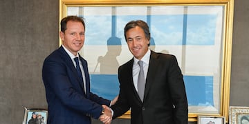 Jorge Brito, presidente de Banco Macro (izq.), presentó a Juan Parma como nuevo CEO de la entidad.