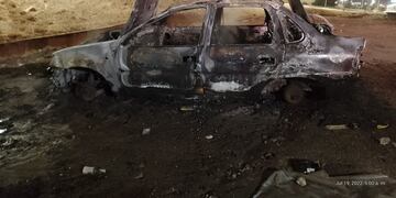 Así quedó el Chevrolet Corsa tras el incendio (Gentileza @javiersassi).