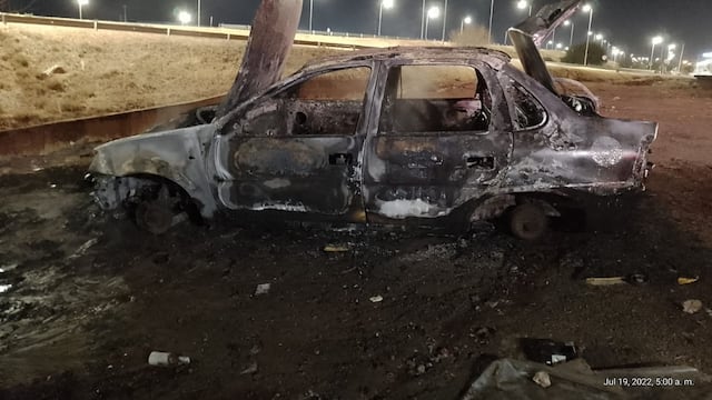 Así quedó el Chevrolet Corsa tras el incendio (Gentileza @javiersassi).