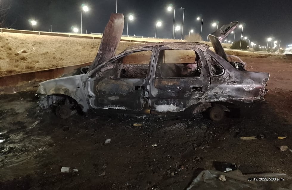 Misterio en Córdoba: encontraron un auto en llamas a metros de la Circunvalación
