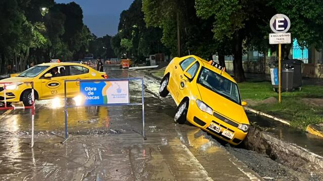 El taxi quedó "ruedas para arriba luego de quedar sumergido en ese pozo de grandes dimensiones sobre avenida Ricchieri.