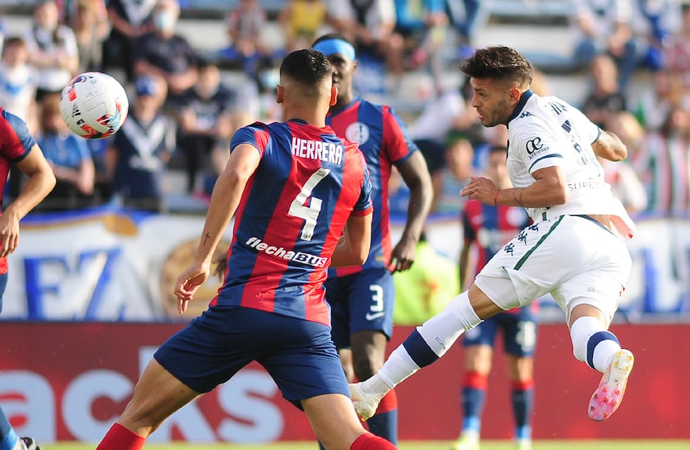 Vélez venció a San Lorenzo por 2-1 en un duelo clave por las copas internacionales