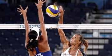 Ana Gallay remata ante el bloqueo de Wang Fan de China. La dupla argentina, que también integró la sanjuanina Fernanda Pereyra, quedaron eliminadas de los Juegos Olímpicos.