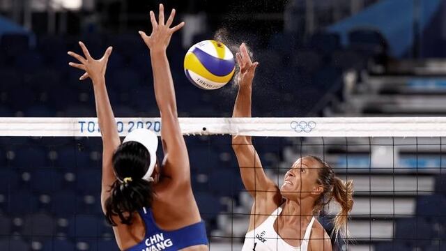 Ana Gallay remata ante el bloqueo de Wang Fan de China. La dupla argentina, que también integró la sanjuanina Fernanda Pereyra, quedaron eliminadas de los Juegos Olímpicos.