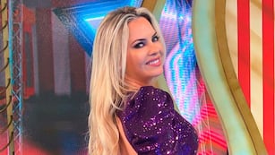 Alejandra Maglietti deslumbró con un vestido celeste efecto mojado que resaltó su belleza.