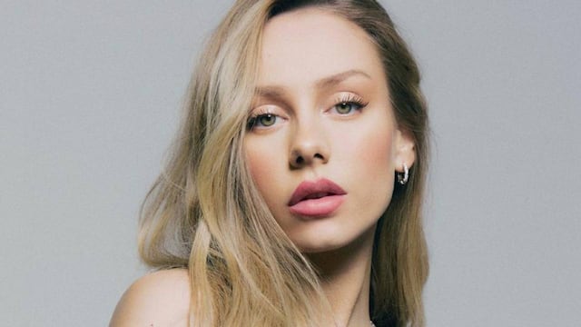Ester Expósito reveló su costado más sensual al posar frente al espejo en corpiño