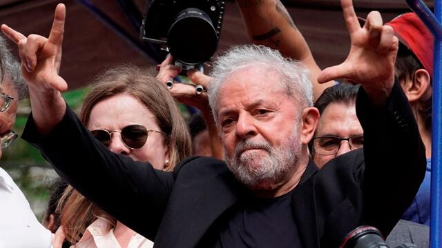 Semanas atrás, un juez ordenó anular todas las sentencias dictadas contra Lula por falta de competencia jurídica del tribunal que lo juzgó. (AP)