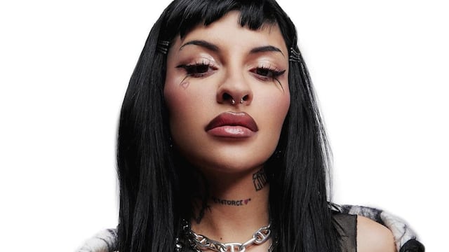 Mucho escote y muy ajustado, Cazzu cautivó a sus seguidores con un vestido rojo. (Foto: Instagram)