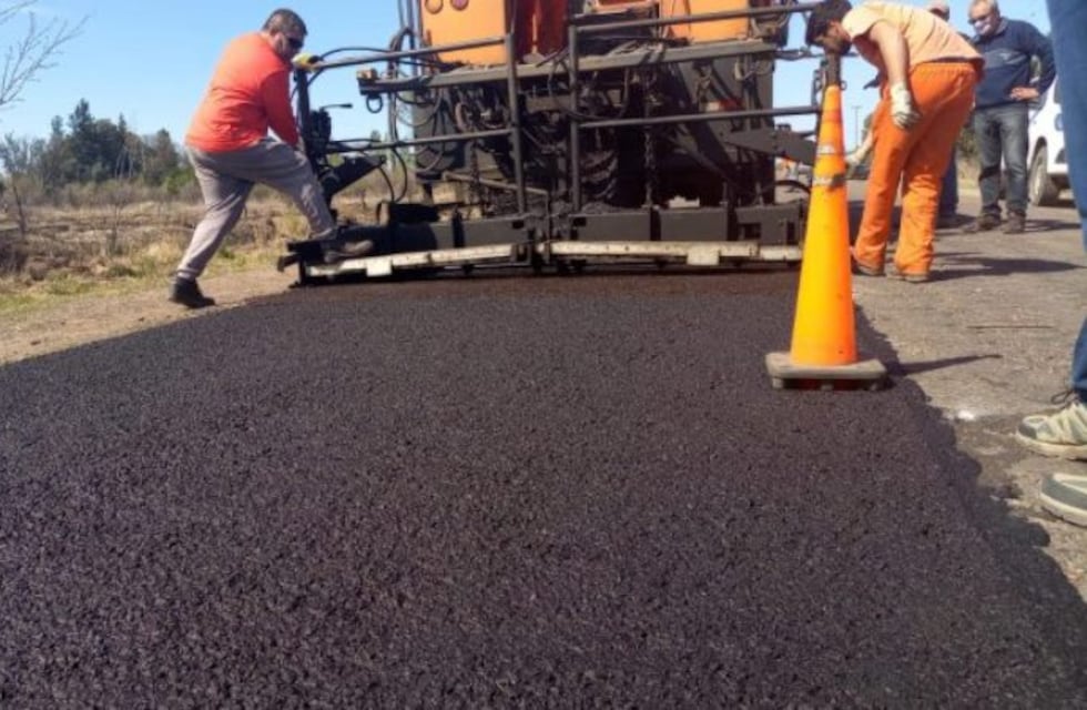 Trabajan en la pavimentación de calle 10 y del futuro desvío del transporte de cargas en Alvear