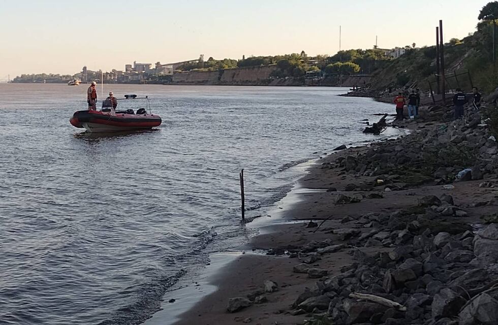 Bomberos de San Lorenzo buscan en el río Paraná al hijo de un compañero