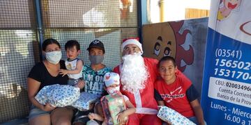 Una de las cientos de familias que recibieron su juguete entregado por el "Papá Noel" de Panza Cliente. (Foto: gentileza Cristian Abratte).