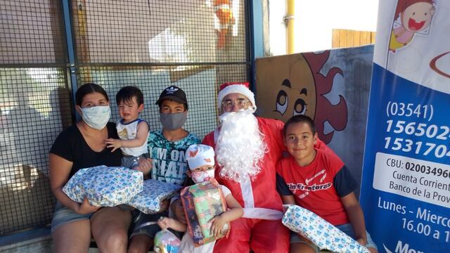 Una de las cientos de familias que recibieron su juguete entregado por el "Papá Noel" de Panza Cliente. (Foto: gentileza Cristian Abratte).