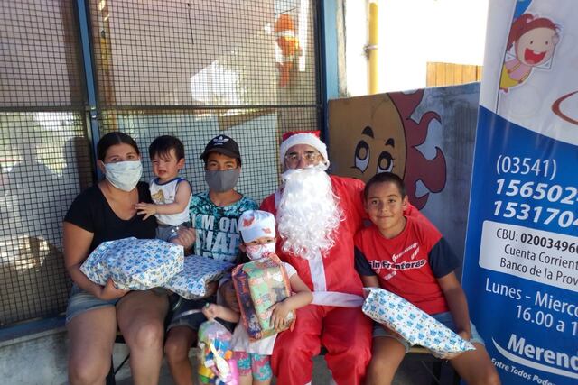 Una de las cientos de familias que recibieron su juguete entregado por el "Papá Noel" de Panza Cliente. (Foto: gentileza Cristian Abratte).