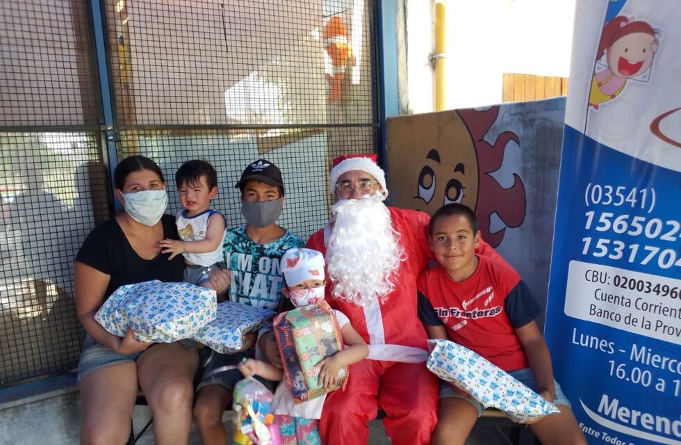 Un “Papá Noel” repartió juguetes en Carlos Paz y le sacó una sonrisa a unos 500 niños y niñas