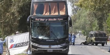 Un colectivo de larga distancia involucrado en el accidente mortal.