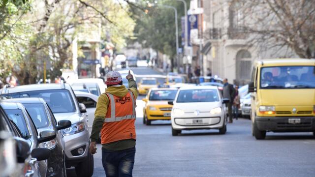 Cooperativización de cuidacoches: monitorean el sistema de Montevideo