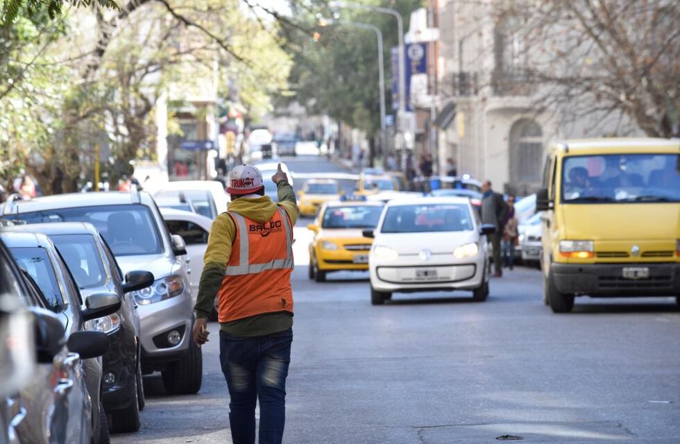 Cooperativización de cuidacoches: monitorean el sistema de Montevideo