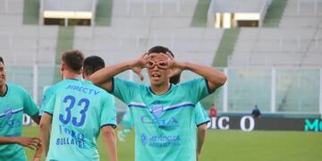 Valentín Burgoa celebra uno de los goles en el partido de Godoy Cruz ante Racing por la Copa Argentina.