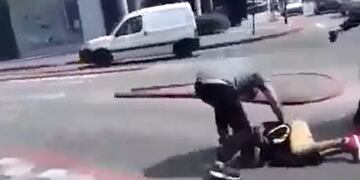 Vecinos lincharon a un presunto ladrón en barrio Jardín. (captura de video)