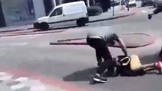 Vecinos lincharon a un presunto ladrón en barrio Jardín. (captura de video)