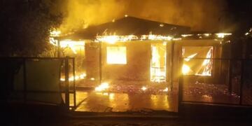 Una casa se redujo a cenizas tras un incendio en Hipólito Yrigoyen.