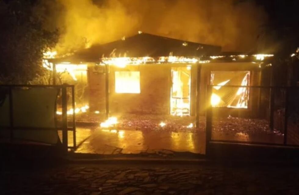 Una casa se redujo a cenizas tras un incendio en Hipólito Yrigoyen