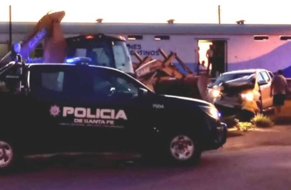 Una camioneta chocó a un tren: dos heridos