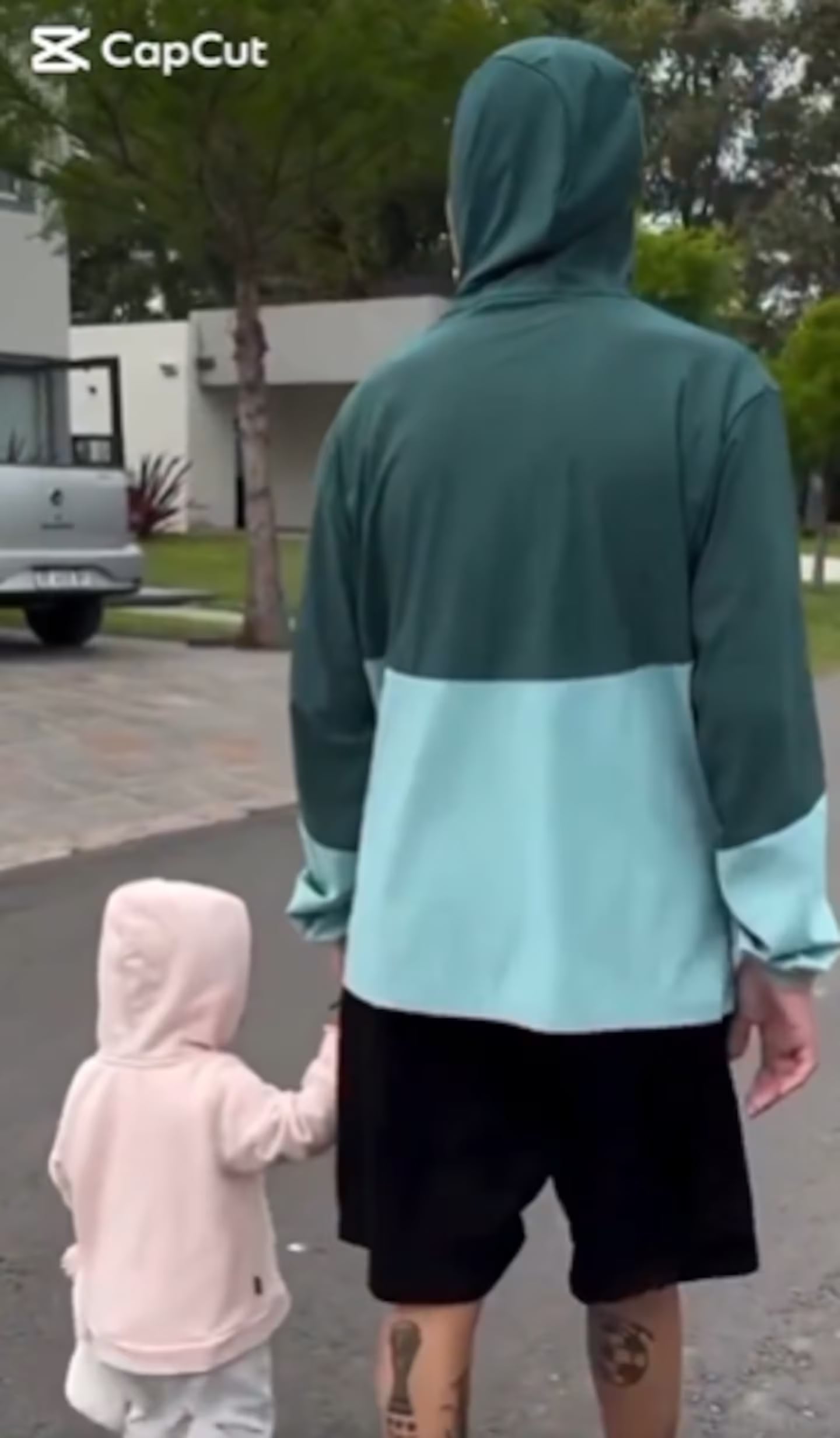 La emotiva foto de Thiago Medina caminando con una de sus hijas